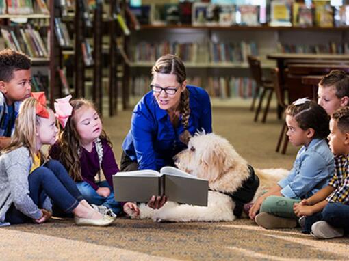 Enseignant avec enfants et chien