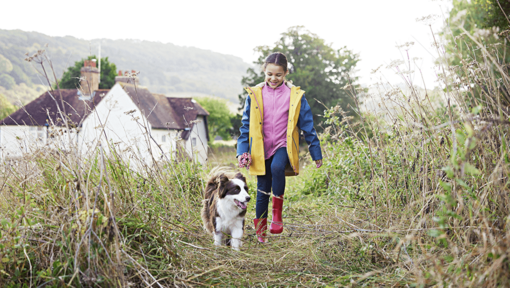 Une fille et son chien à la ferme